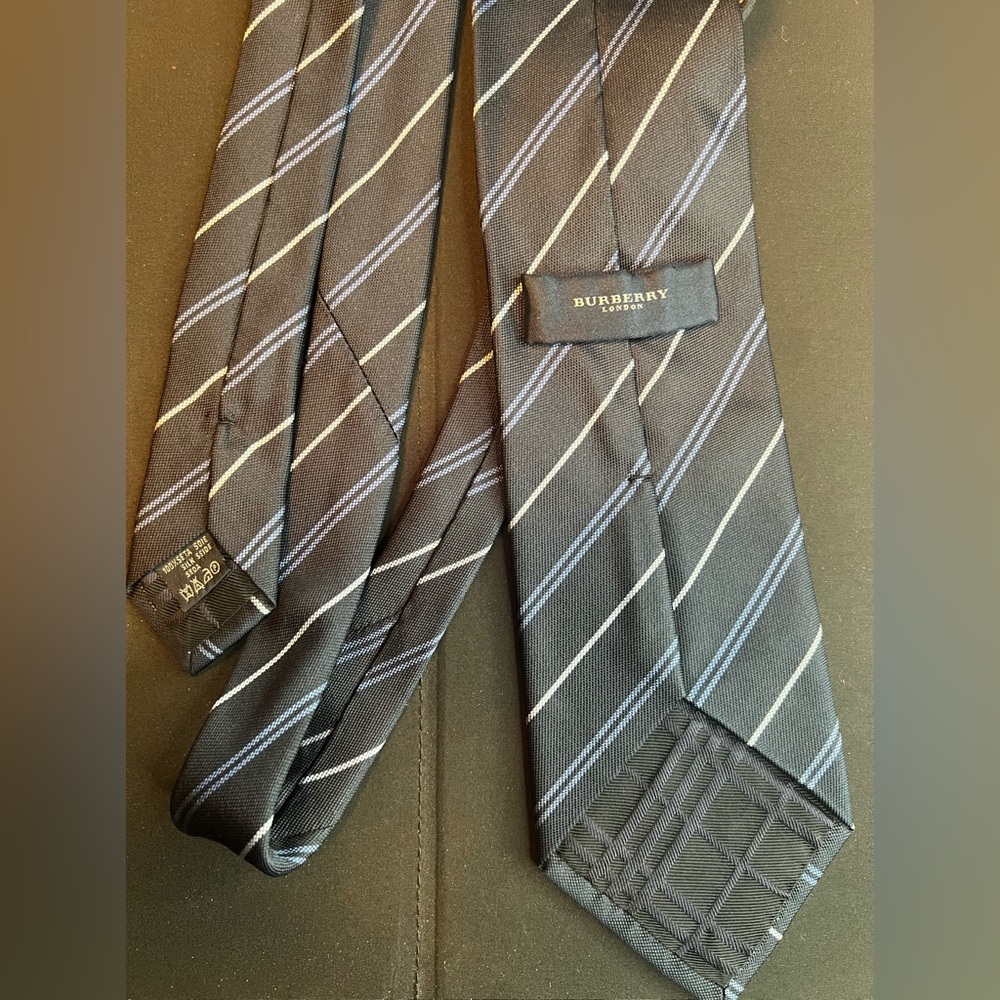 Authentic Burberry tie - Picture 4 of 6